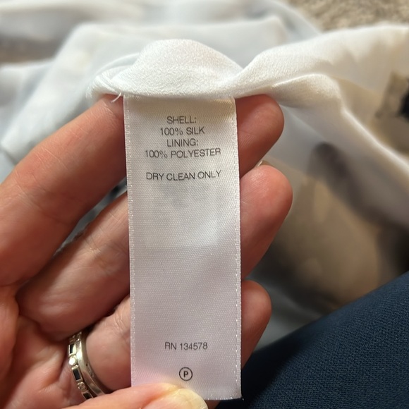 Vineyard Vine’s 100% silk adjustable neckline tie in back summer top. size 10 - Picture 11 of 11